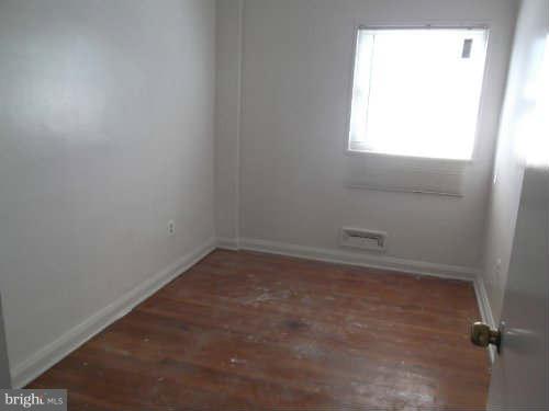 945 Southridge Road Baltimore, MD 21228 - Photo 4 of 7 an empty room with a window