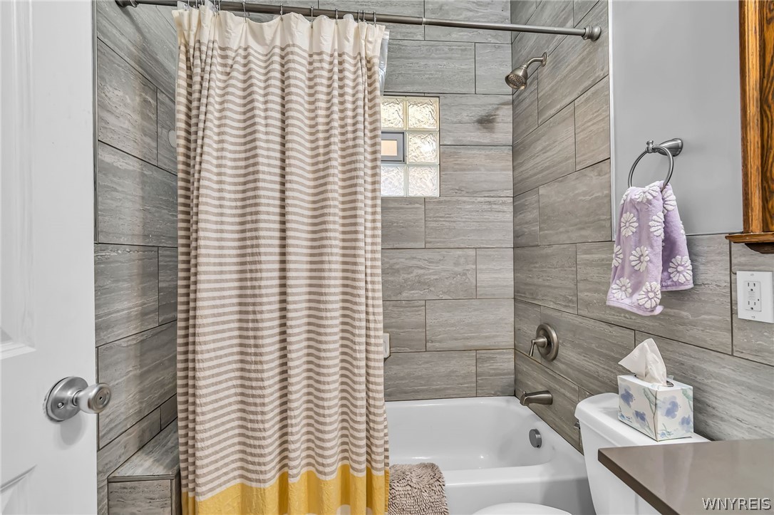 11 15th Street Buffalo, NY 14213 - Photo 15 of 35 Lower - very nice tile work in the bathroom!