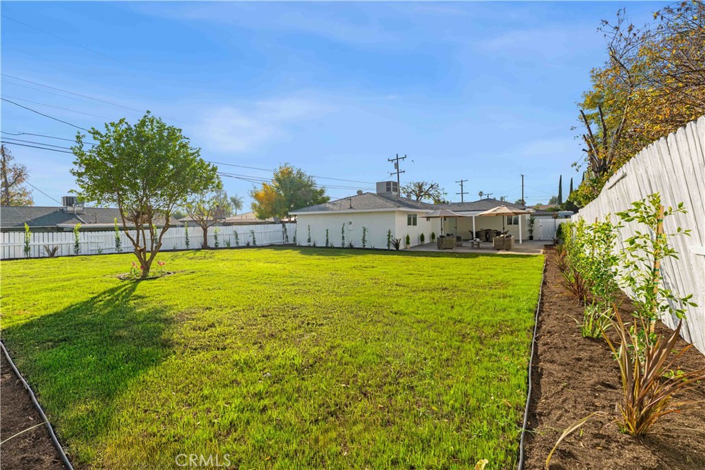 727 North Burney Street Rialto, CA 92376 - Photo 31 of 40 a view of a swimming pool with a yard
