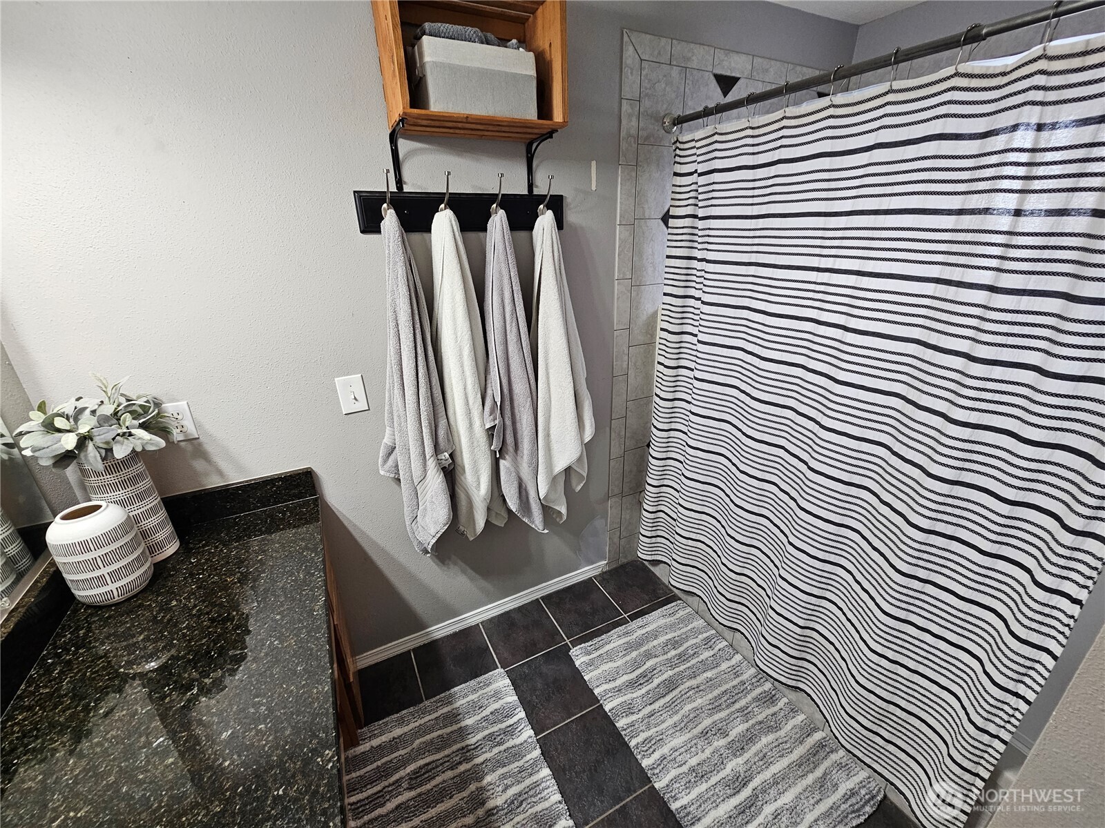 711 Havillah Road Tonasket, WA 98855 - Photo 18 of 40 a view of a hallway