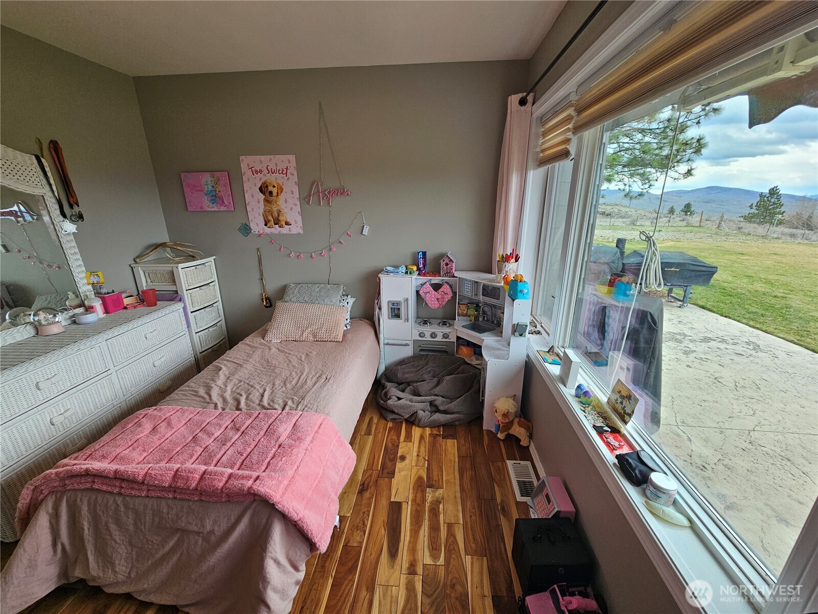711 Havillah Road Tonasket, WA 98855 - Photo 23 of 40 a bedroom with a bed and a large window