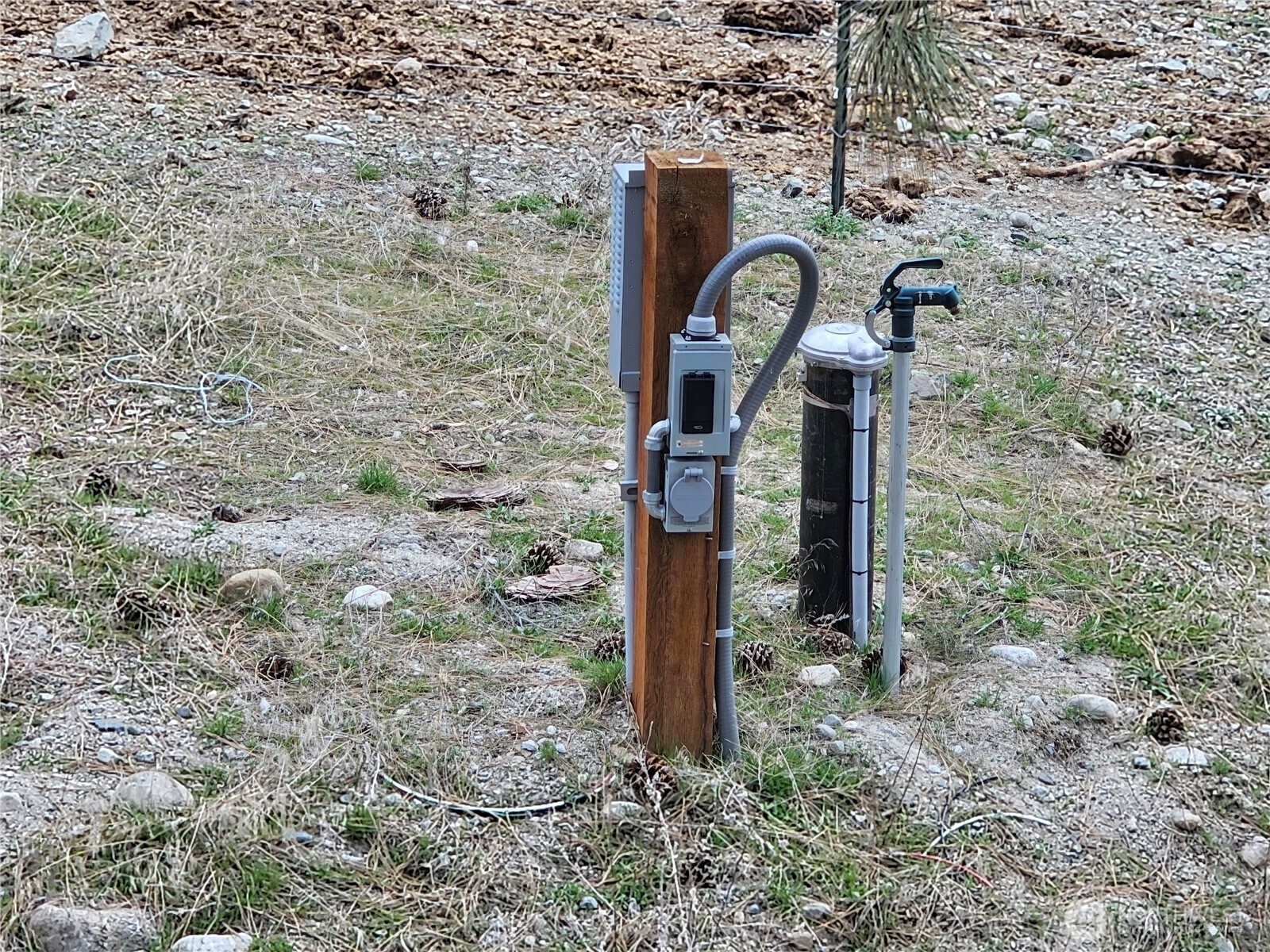 711 Havillah Road Tonasket, WA 98855 - Photo 38 of 40 a front view of a house with a yard
