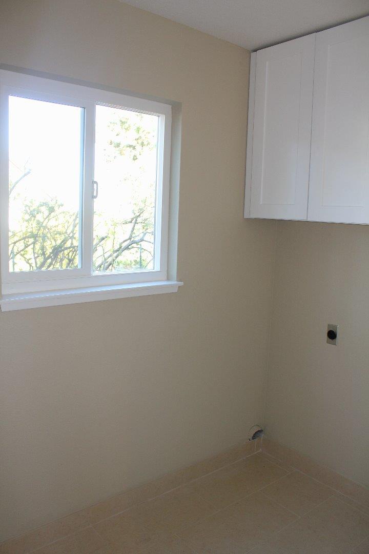 250 Loma Road San Carlos, CA 94070 - Photo 23 of 25 an empty room with a window