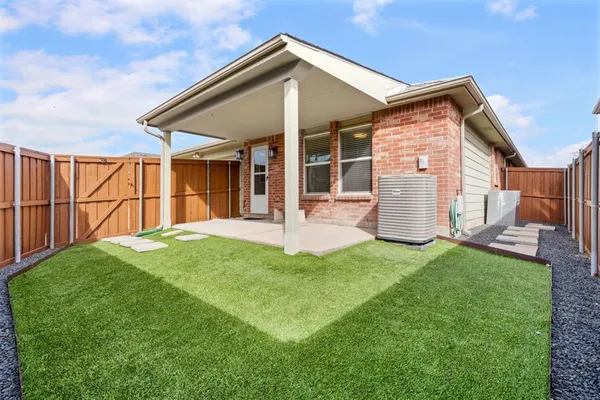 a view of a house with backyard and porch