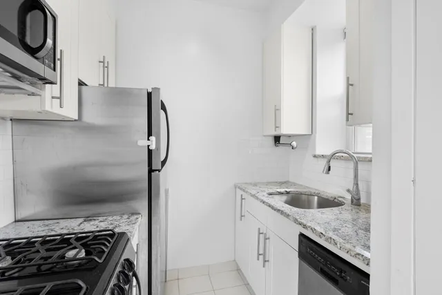 $725,000 | 104 West 70th Street, Unit 5F | Upper West Side