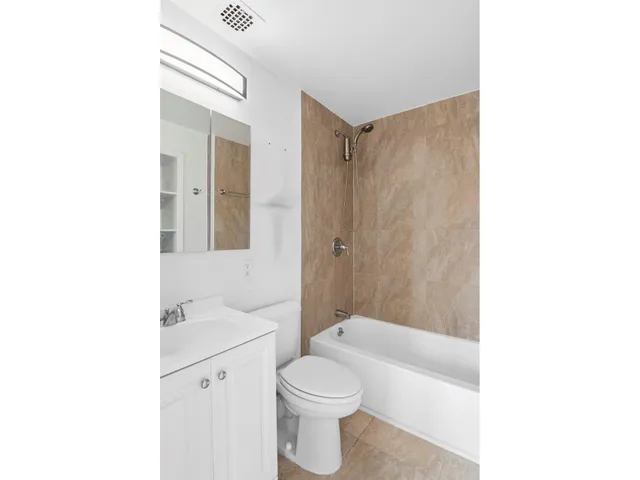 $725,000 | 104 West 70th Street, Unit 5F | Upper West Side