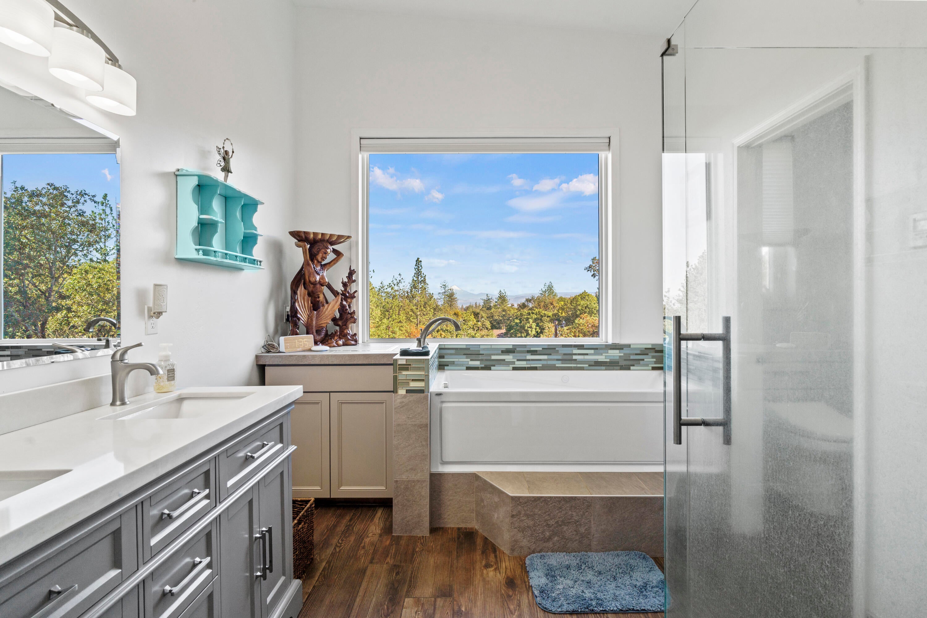 4871 Old Stage Road Central Point, OR 97502 - Photo 15 of 48 Main bathroom