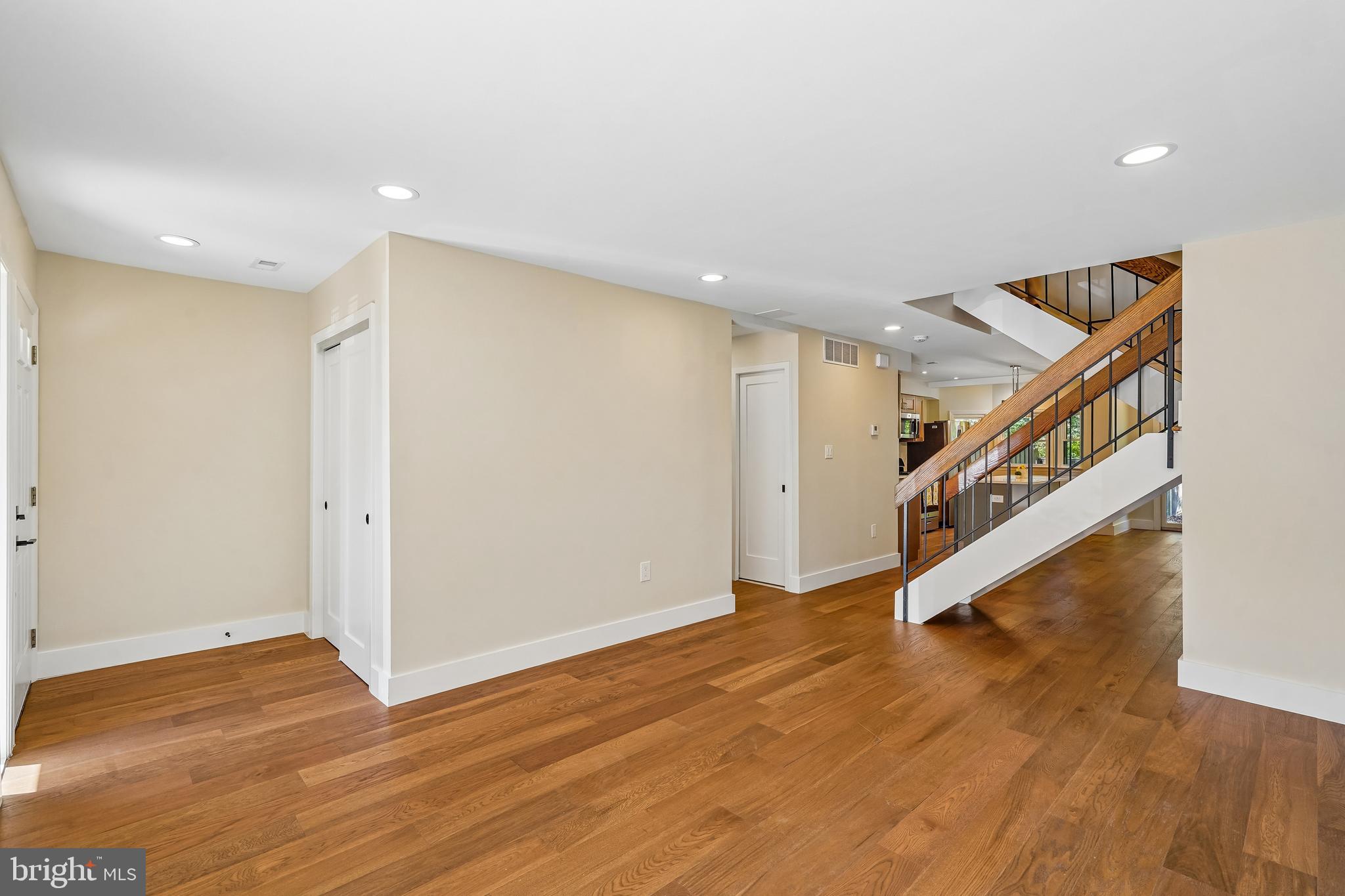 1309 Northgate Square Reston, VA 20190 - Photo 3 of 44 Living Room
