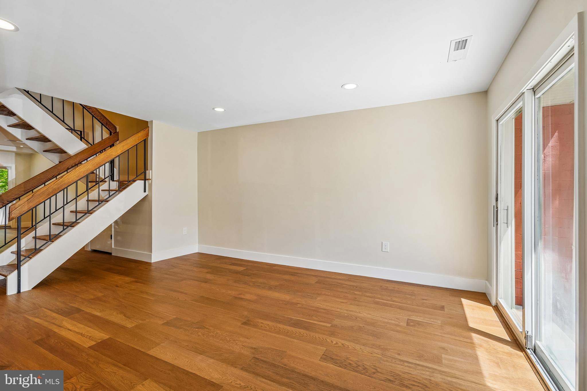 1309 Northgate Square Reston, VA 20190 - Photo 4 of 44 Living Room