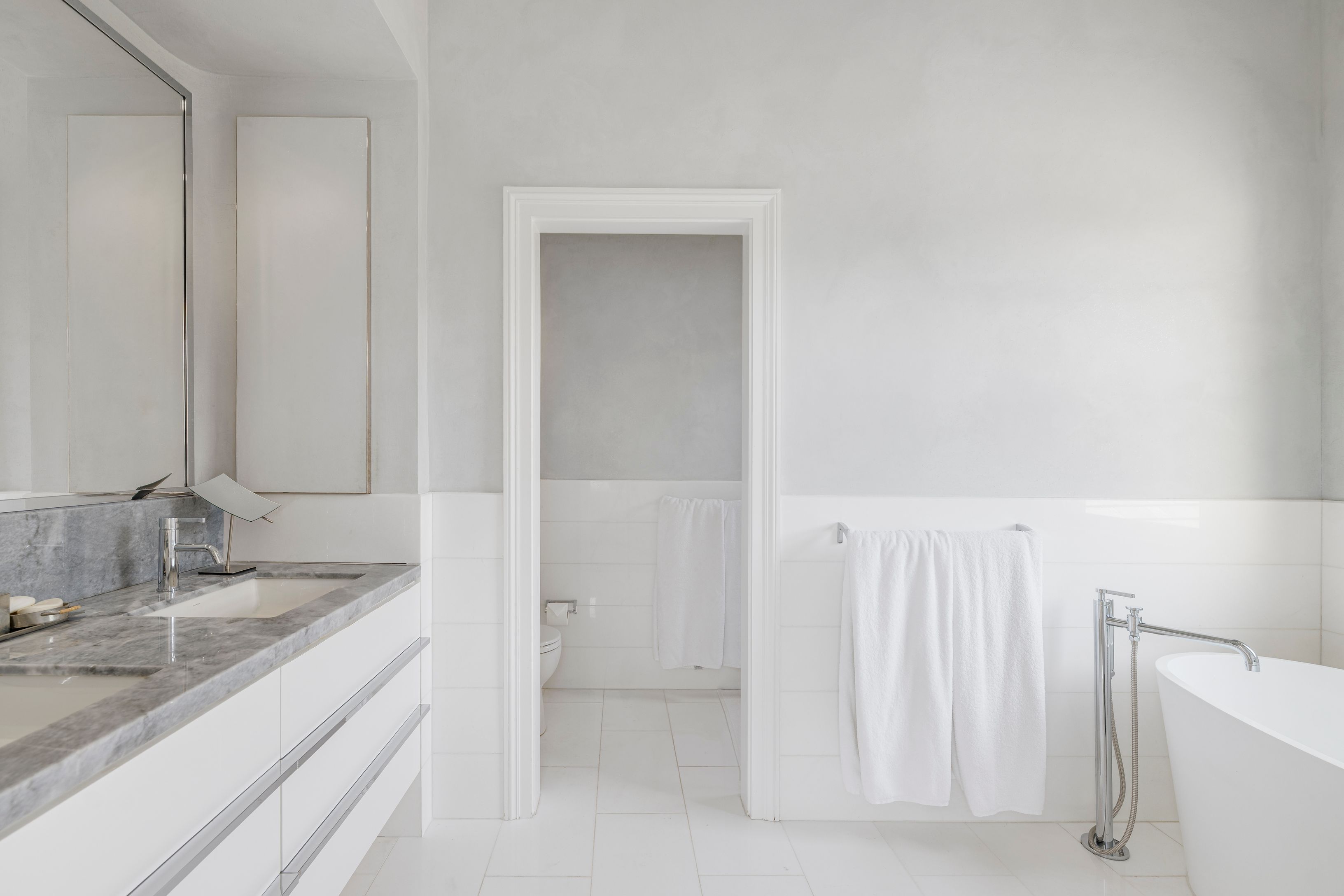 1 Mecox Field Lane Bridgehampton, NY 11932 - Photo 11 of 27 Primary Bathroom