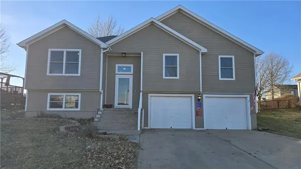 $265,000 | 909 Rosewood Drive, Cameron, MO 64429