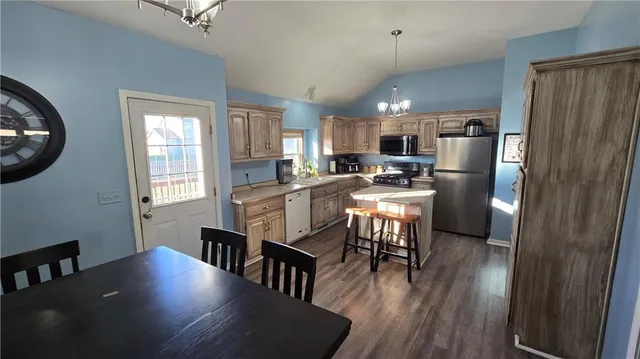 $275,000 | 909 Rosewood Drive, Cameron, MO 64429