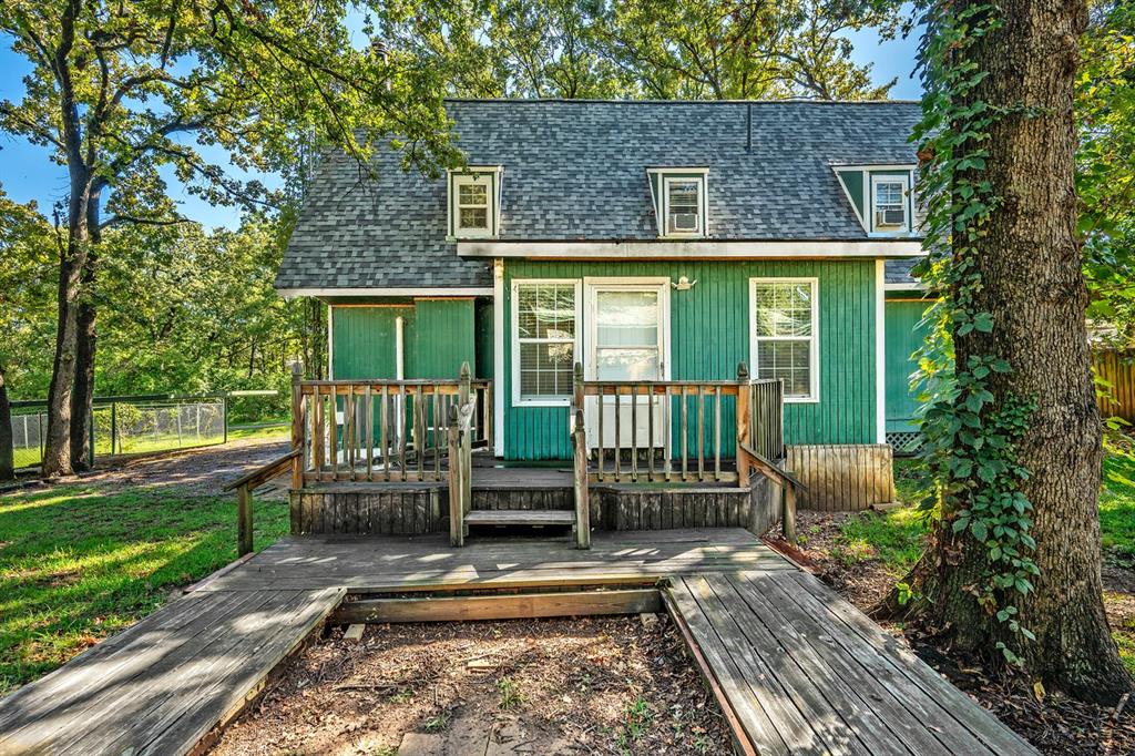 a view of a house with a backyard