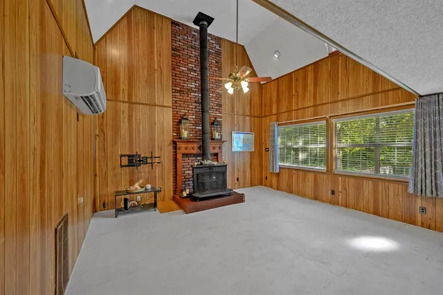 a view of a yard with an tree