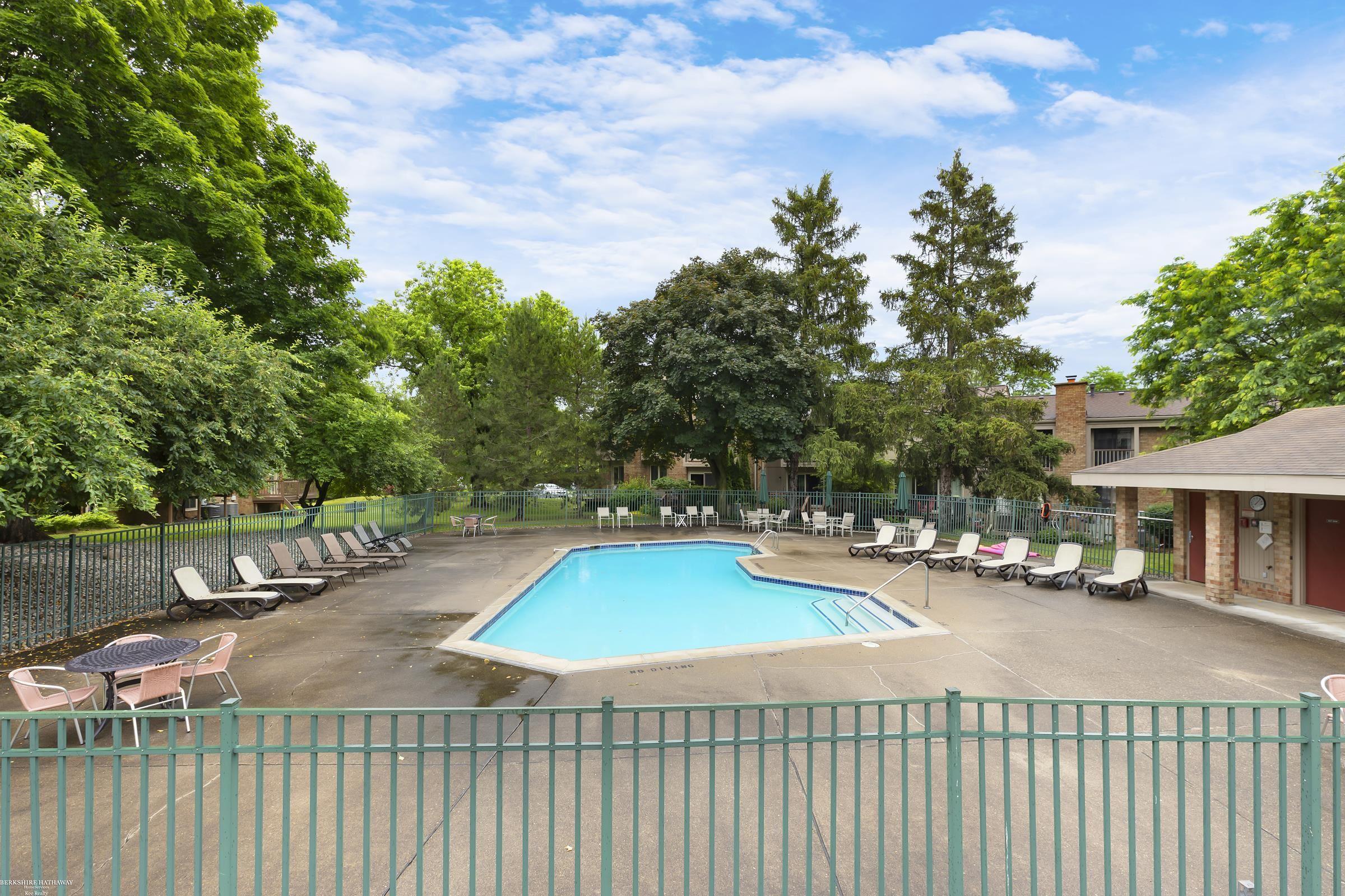 809 Oak Brook Ridge Drive Rochester, MI 48307 - Photo 23 of 28 Two Community Pools