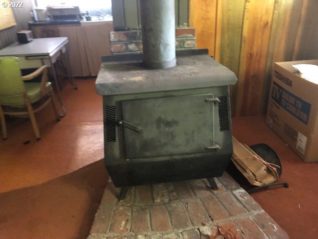 59708 Rommel Lane Weston, OR 97886 - Photo 4 of 10 Fireplace Stove