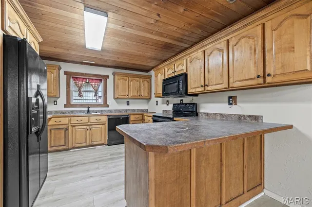 $525,000 | 20560 Normandy Drive, Lebanon, MO 65536