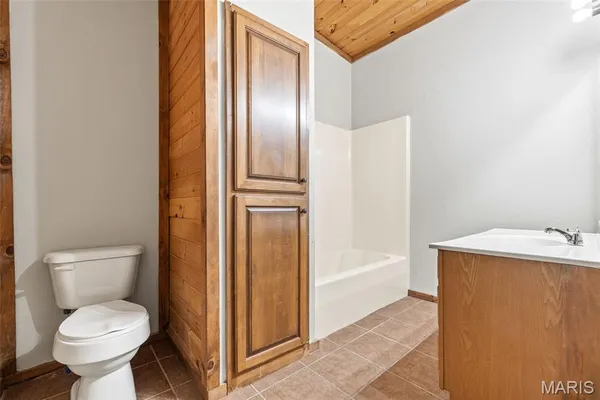 $515,000 | 20560 Normandy Drive, Lebanon, MO 65536