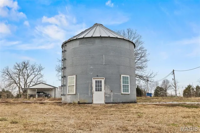 $525,000 | 20560 Normandy Drive, Lebanon, MO 65536