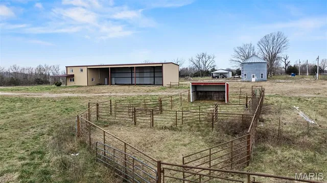 $525,000 | 20560 Normandy Drive, Lebanon, MO 65536