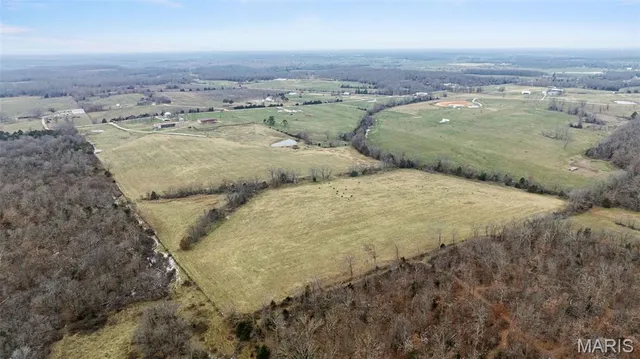 $525,000 | 20560 Normandy Drive, Lebanon, MO 65536