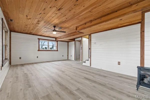 $515,000 | 20560 Normandy Drive, Lebanon, MO 65536