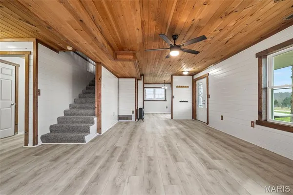 $515,000 | 20560 Normandy Drive, Lebanon, MO 65536