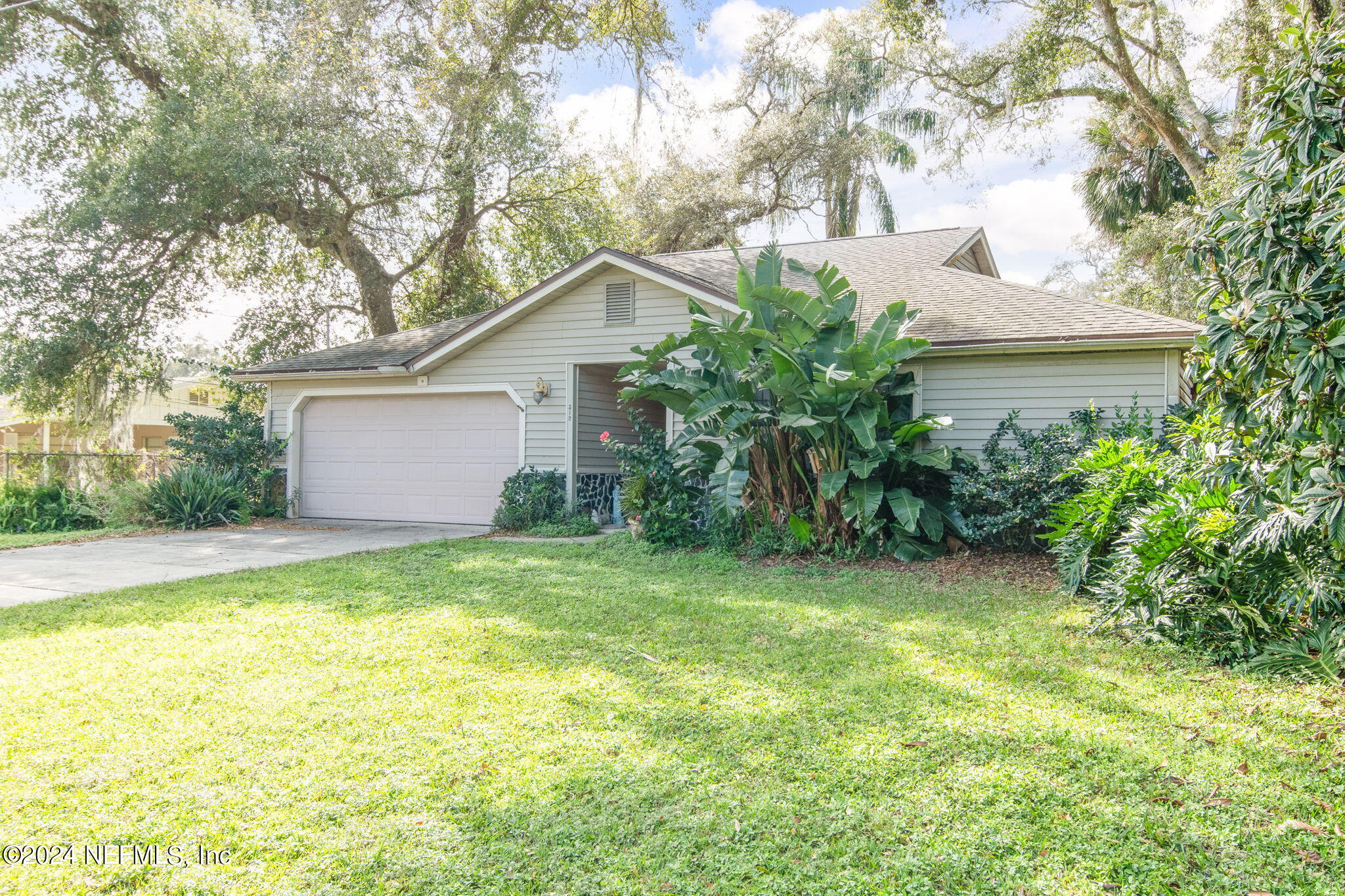 312 Linden Road St. Augustine, FL 32086 - Photo 3 of 40 a view of a backyard with plants and large tree