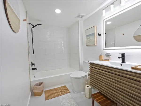 $3,100 | 1160 Wildwood Lakes Boulevard, Unit 304, Naples, FL 34104