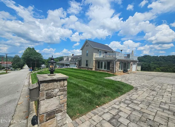 $550,000 | 822 Cumberland Street, Harriman, TN 37748