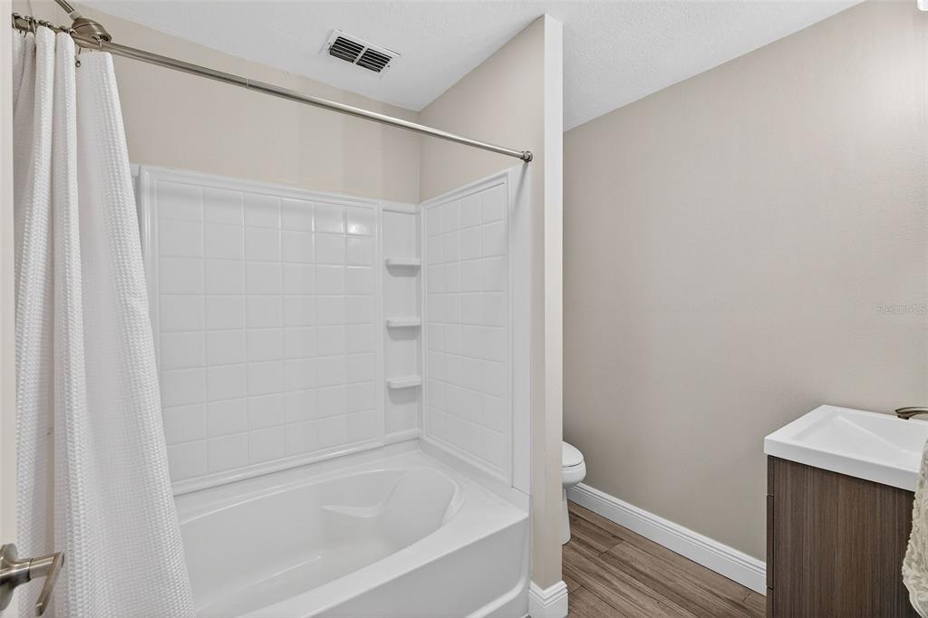 182 Parsons Road Longwood, FL 32779 - Photo 15 of 54 a bathroom with a bathtub