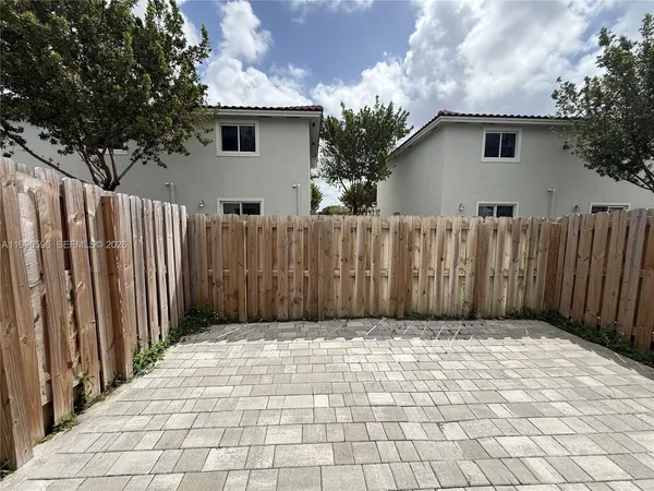 a view of a backyard