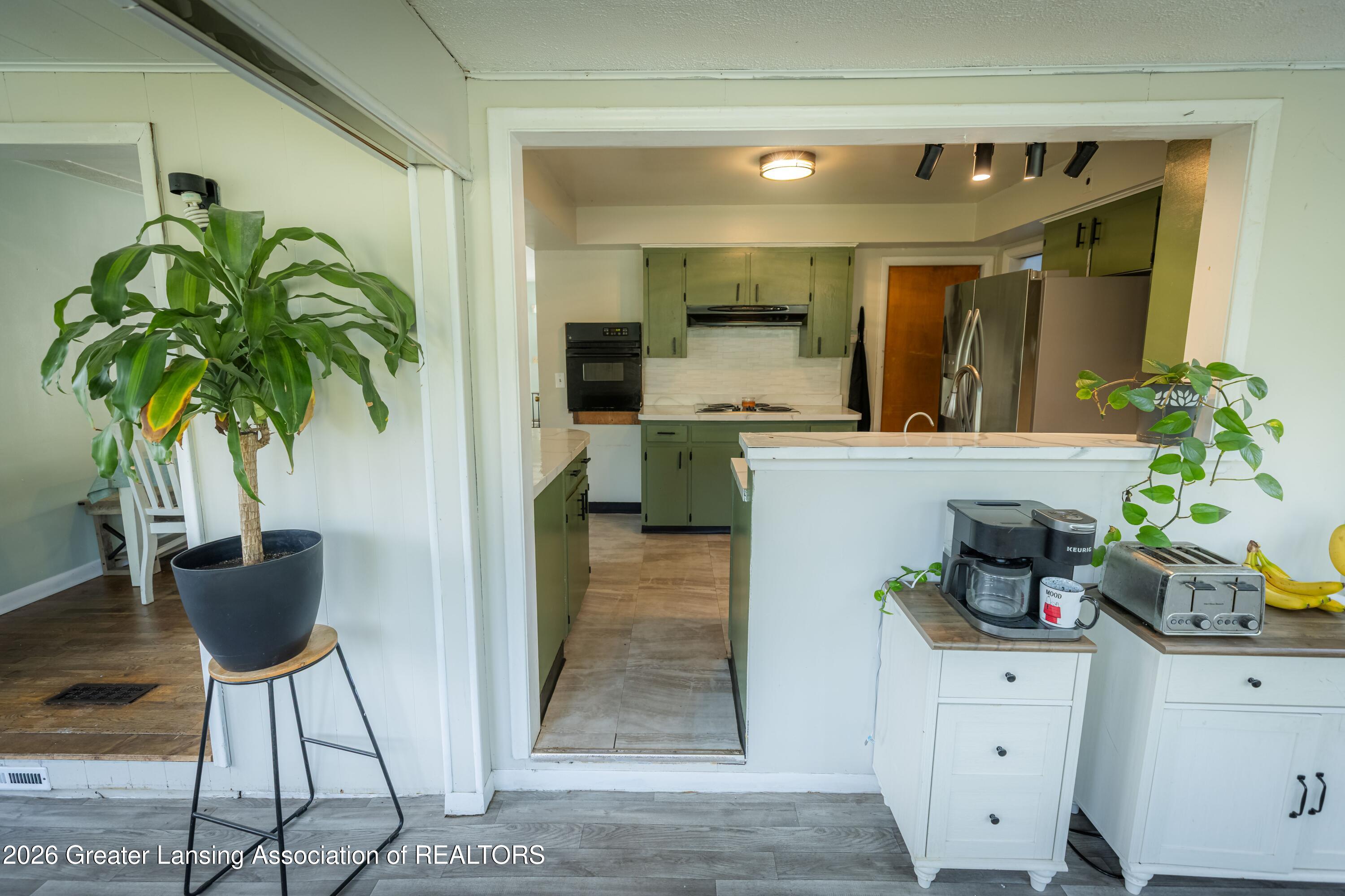 1833 South Waverly Road Lansing, MI 48917 - Photo 8 of 29 Dining room/Kitchen