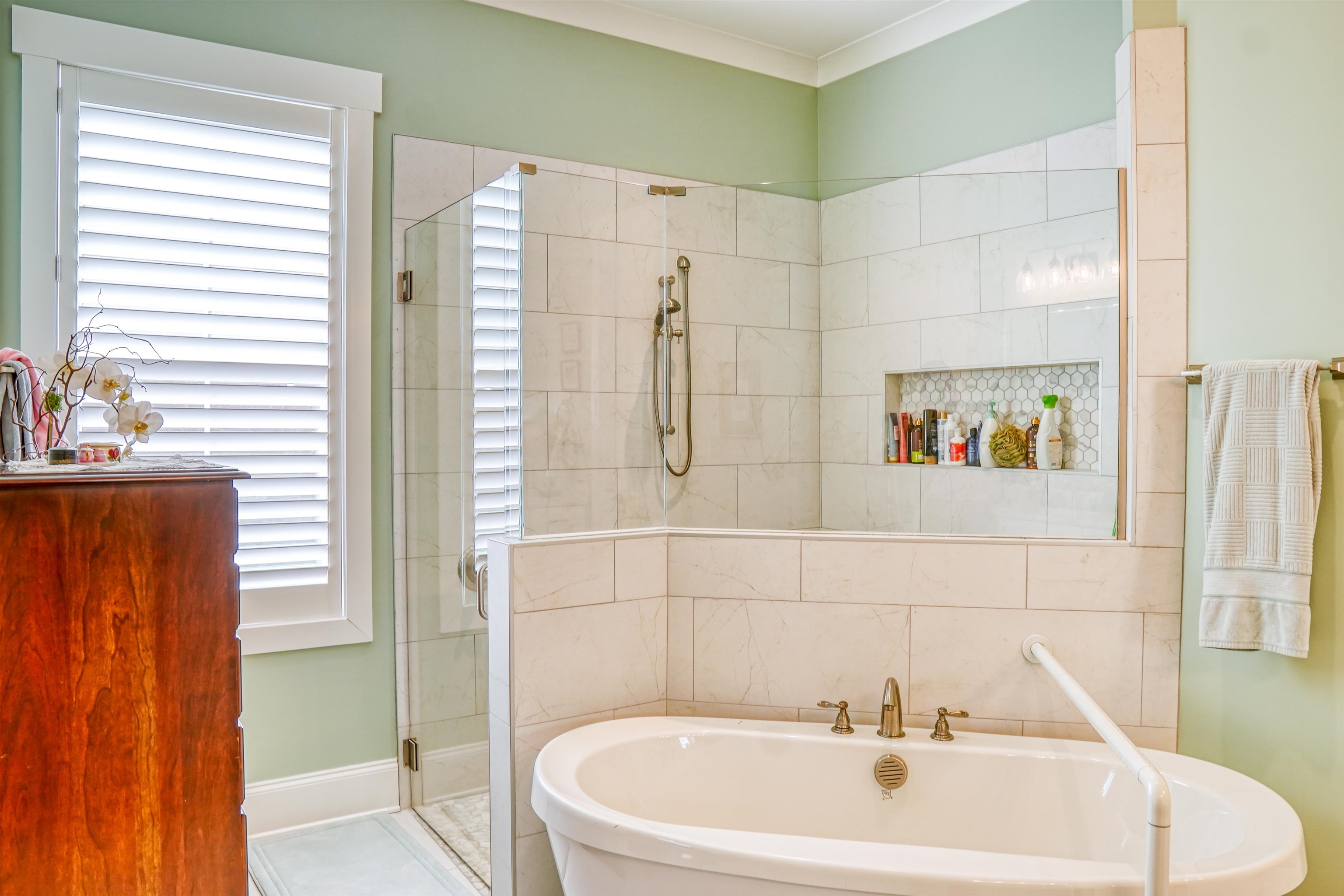 3538 Rokeby Farm Lane Collierville, TN 38017 - Photo 20 of 24 a bathroom with a sink and bathtub