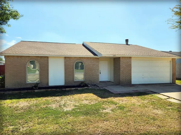 a front view of house with yard