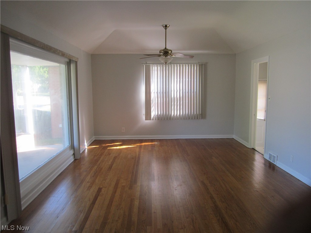 3812 Warrendale Road Cleveland, OH 44118 - Photo 10 of 32 Large area for living and dining space