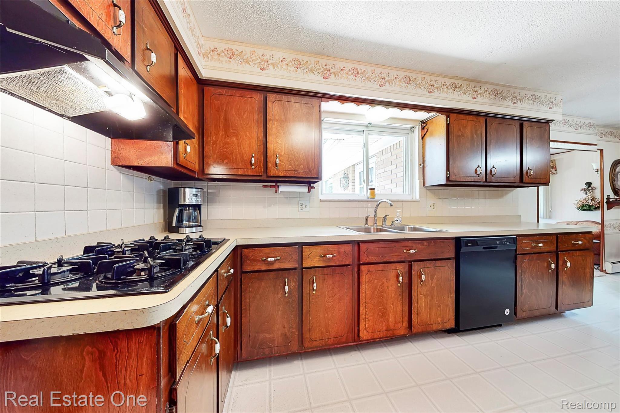 5360 Greenfield Road Brighton, MI 48114 - Photo 19 of 44 Gas cooktop and solid wood cabinets.