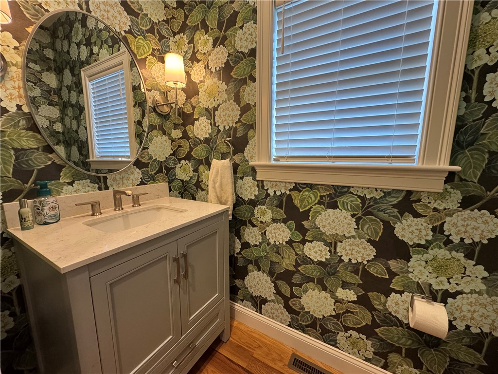 25 Franklin Road, Unit 1 East Greenwich, RI 02818 - Photo 12 of 38 Pretty half-bath on entry