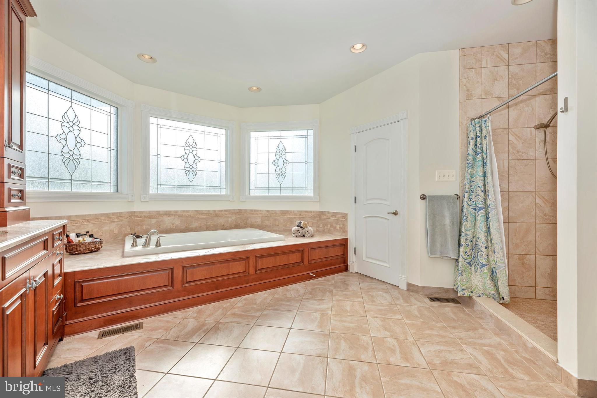 7525 Old Receiver Road Frederick, MD 21702 - Photo 27 of 63 Oversized Soaking Tub