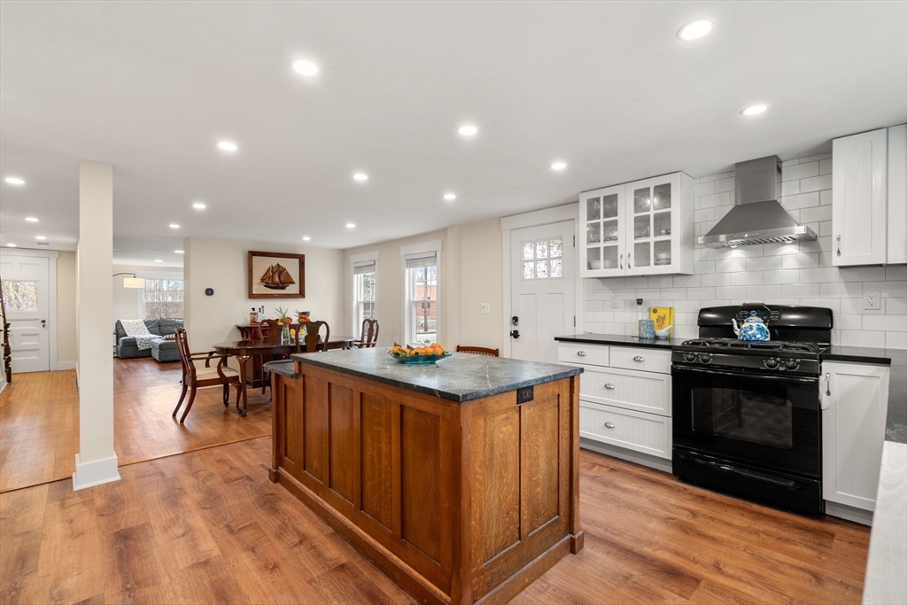 670 Edgell Road Framingham, MA 01701 - Photo 3 of 31
