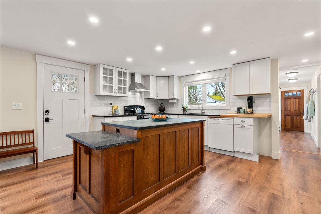 670 Edgell Road Framingham, MA 01701 - Photo 4 of 31