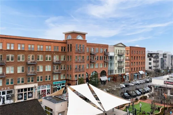 a bench is sitting in front of a building