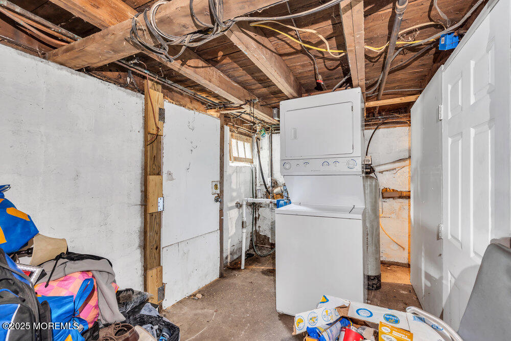 270 Alexander Avenue Howell, NJ 07731 - Photo 19 of 35 a utility room with dryer and washer