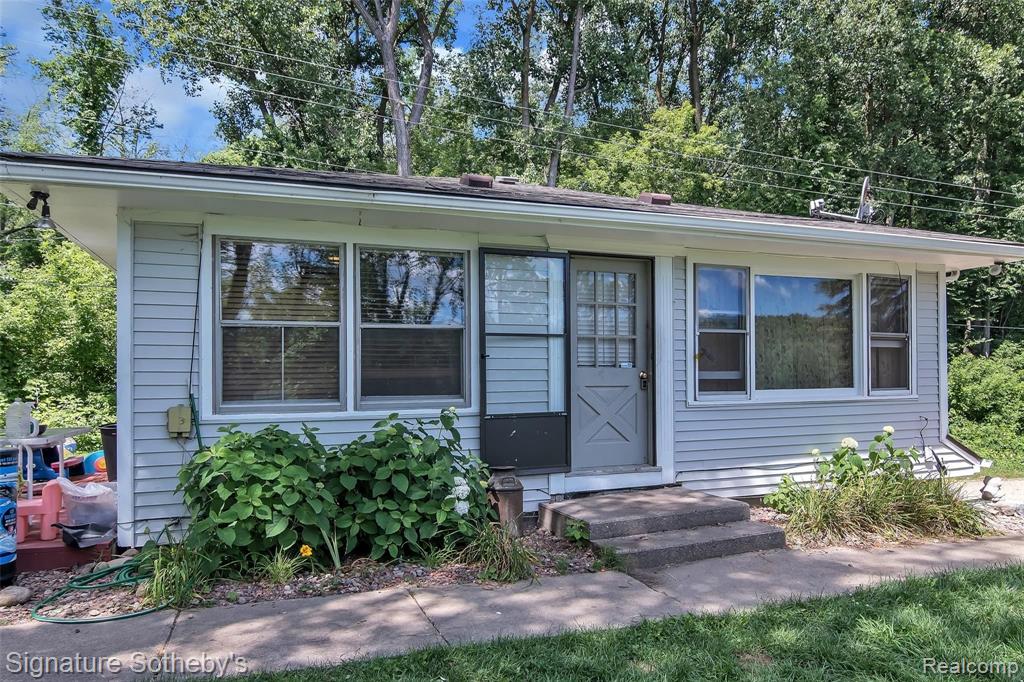 1556 Rochester Road Leonard, MI 48367 - Photo 5 of 51