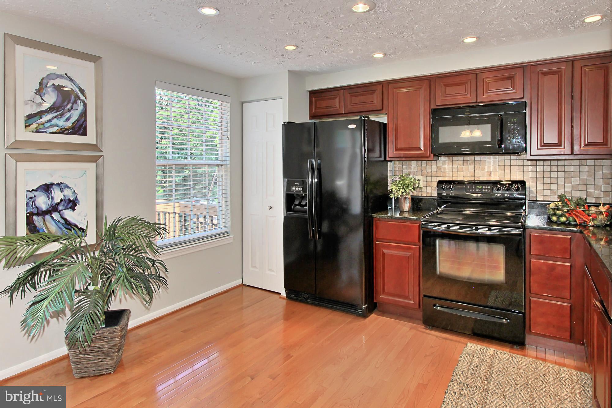 1504 Autumn Ridge Circle Reston, VA 20194 - Photo 15 of 30 Kitchen
