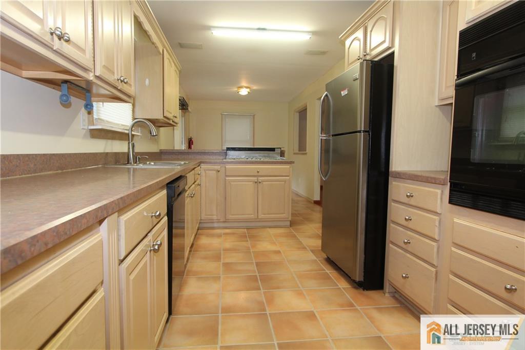 39 Stony Road Edison, NJ 08817 - Photo 5 of 15