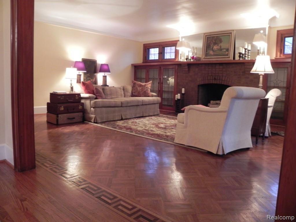 924 Barrington Road Grosse Pointe, MI 48230 - Photo 4 of 15 DSCN7137.jpg