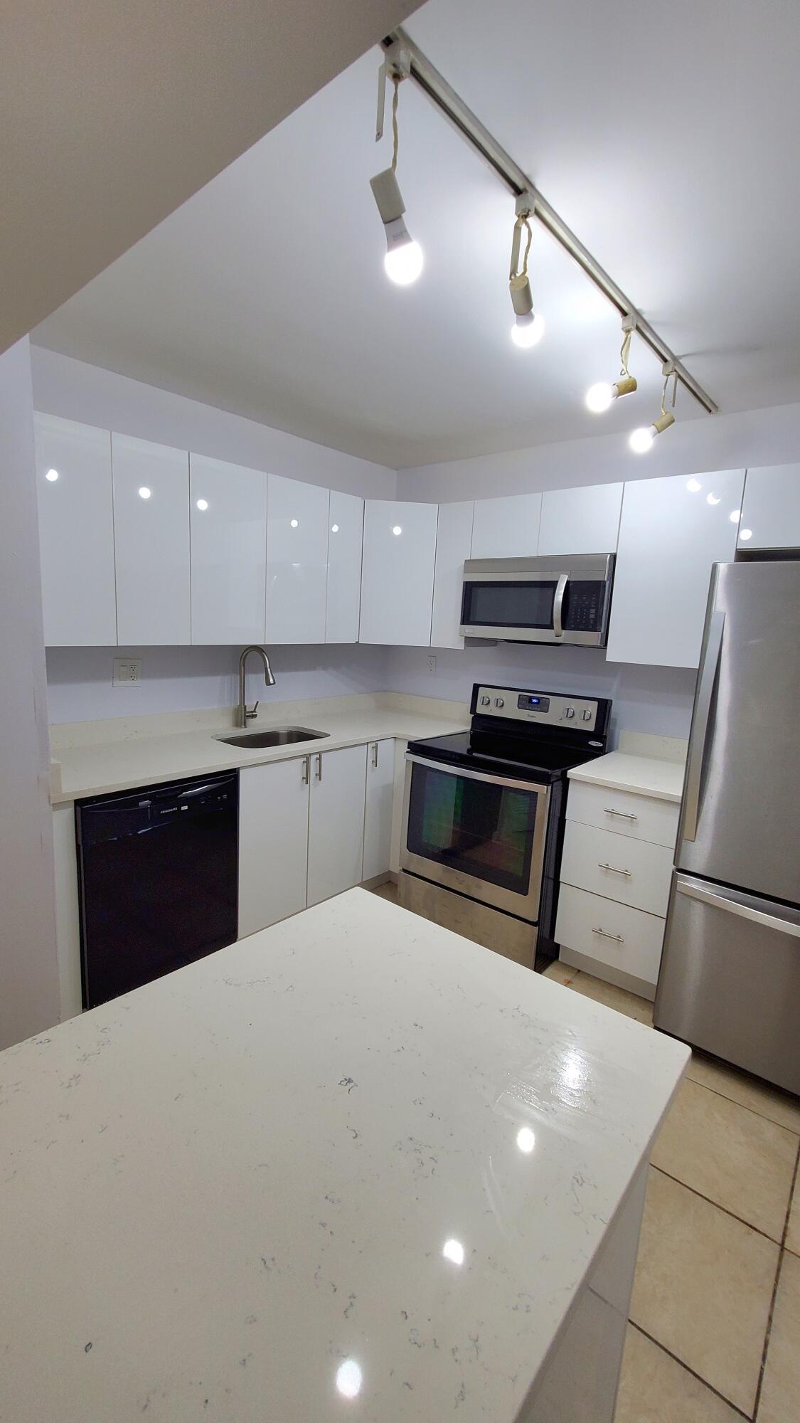 721 North Pine Island Road, Unit 103 Plantation, FL 33324 - Photo 9 of 54 9
