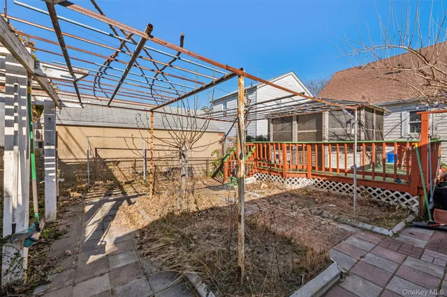 a view of a house with backyard