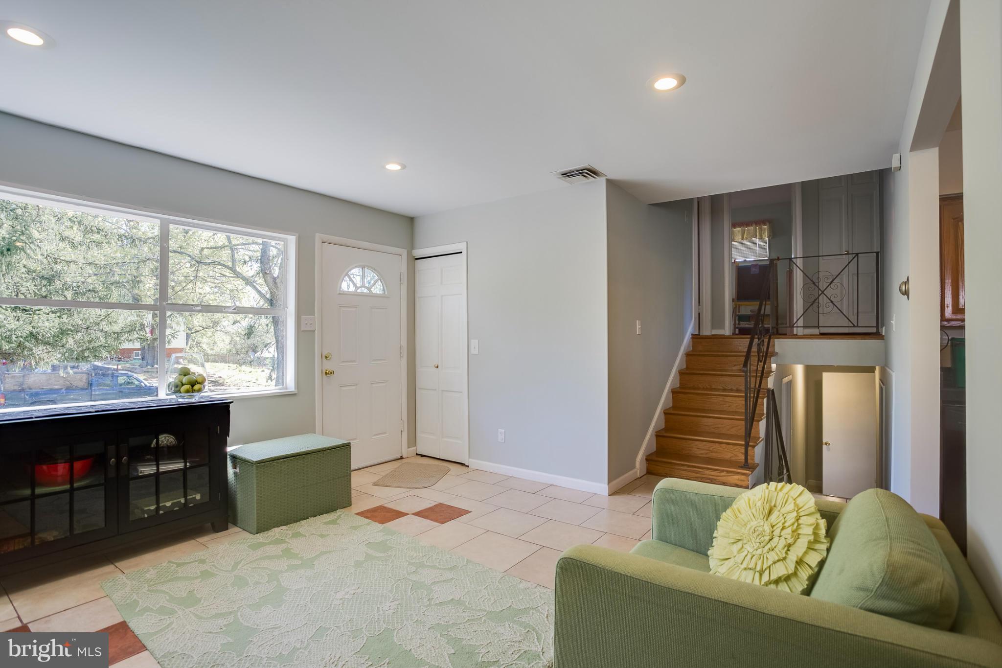 6304 Climbhill Road Alexandria, VA 22310 - Photo 10 of 30 Living Room